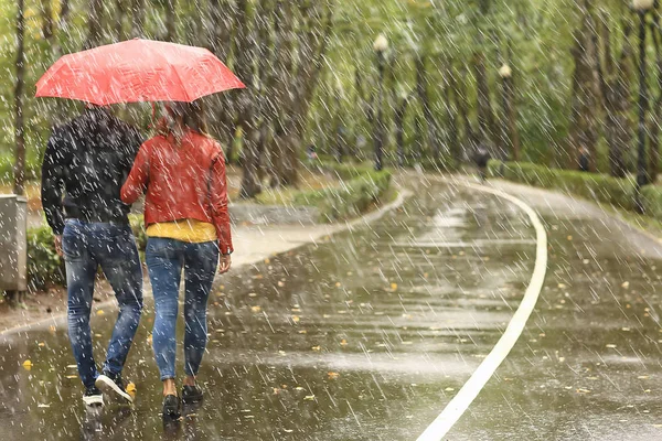 Regen Herbstpark Junges Jähriges Paar Spaziert Bei Nassem Regenwetter Unter — Stockfoto