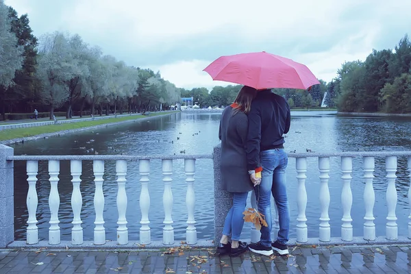 sonbahar manzarası, sonbahar ağaçlarının arka planda parkta insanlar/güzel sonbahar kavramı hava düşüşü