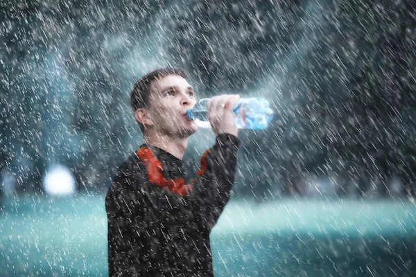 Homem Beber Água Garrafa Parque — Fotografia de Stock