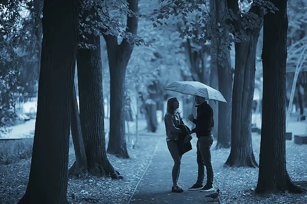 Lluvia Parque Otoño Joven Pareja Años Hombre Mujer Caminar Bajo — Foto de Stock