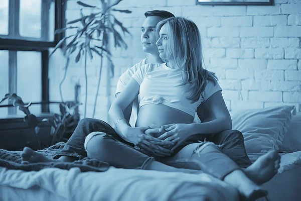 妊娠の男の女性の家の快適さ 妊娠出産 大きな腹 愛とケアの概念 — ストック写真