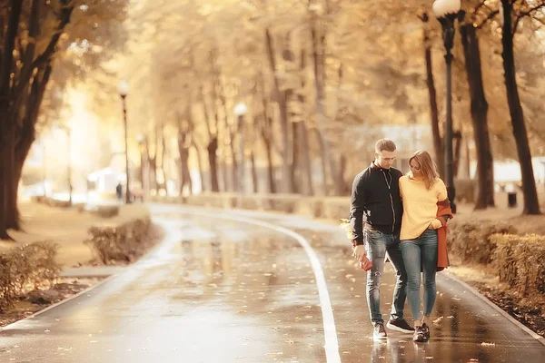 Sonnenstrahlen Herbstpark Verliebtes Paar Junger Mann Und Frau Spazieren Herbstblick — Stockfoto