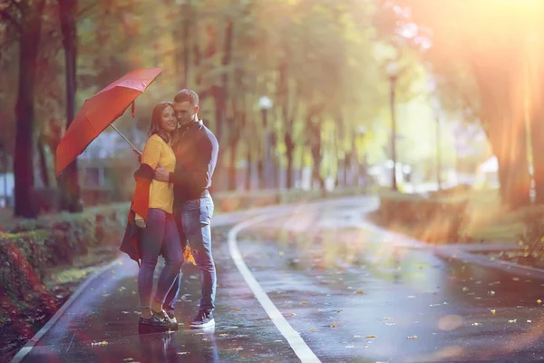 Rayos Sol Parque Otoño Una Pareja Enamorada Hombre Joven Mujer —  Fotos de Stock