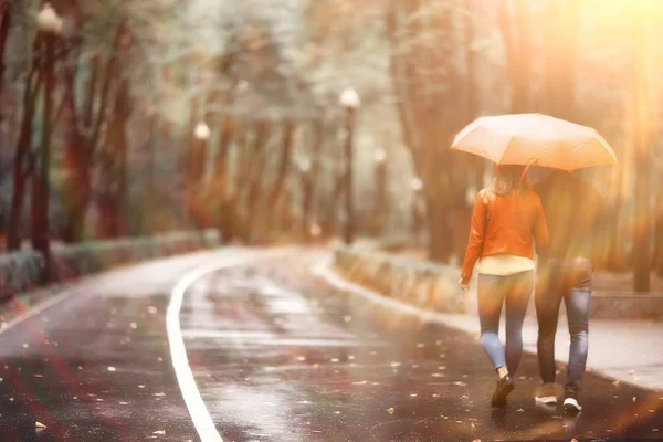 Sonbahar Parkında Yağmur Genç Yaşında Çift Adam Kadın Islak Yağmurlu — Stok fotoğraf