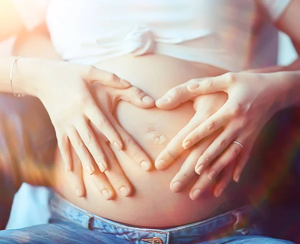 Conceito Gravidez Parto Amor Homem Mulher Barriga Grande Mãos Forma — Fotografia de Stock