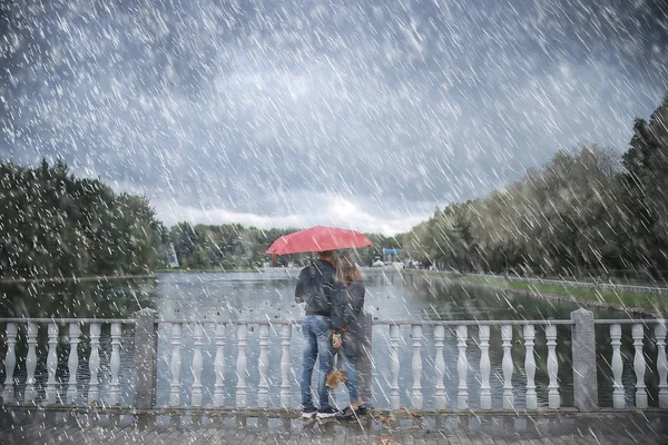 Дощ Осінньому Парку Молода Років Пара Чоловік Жінка Ходять Під — стокове фото