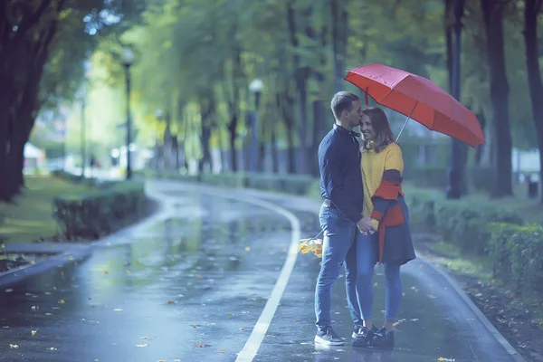 雨在秋天公园 年轻25岁夫妇在潮湿的雨天走在伞下 走十月恋人 — 图库照片