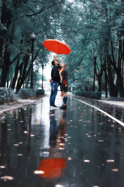 Rain Autumn Park Young Years Old Couple Man Woman Walk — Stock Photo, Image