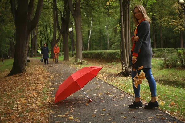 Őszi Táj Parkban Lány Egy Piros Esernyő Koncepció Őszi Időjárás — Stock Fotó