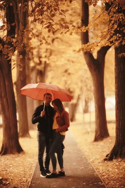 Duas Pessoas Sob Guarda Chuva Homem Uma Mulher Estão Andando — Fotografia de Stock