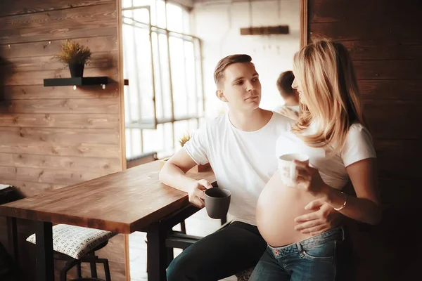 怀孕男妇女家庭舒适 怀孕分娩的概念 大肚子 爱和关心 — 图库照片