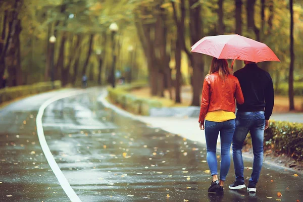 Deszcz Jesiennym Parku Młode Lat Para Mężczyzna Kobieta Chodzić Pod — Zdjęcie stockowe