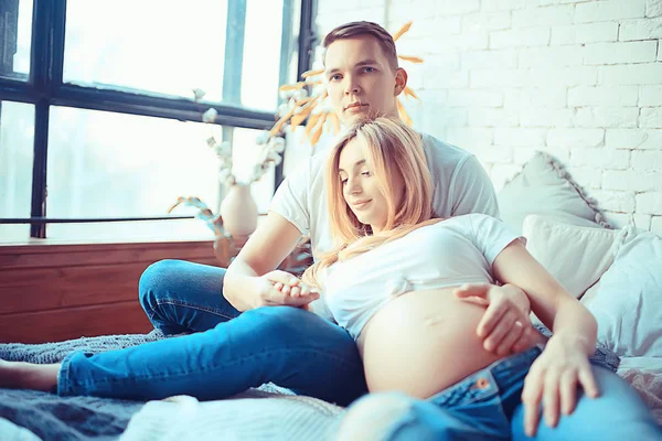 概念家庭怀孕家舒适 丈夫和怀孕的妻子与一个大肚子在舒适的家庭环境 — 图库照片