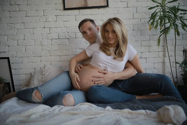 Rodzina Koncepcja Ciąża Domu Komfort Mąż Żona Ciąży Dużym Brzuchu — Zdjęcie stockowe