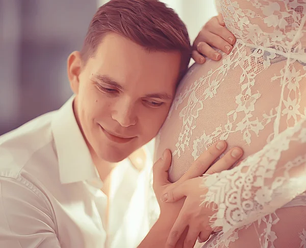 Barriga Grande Gravidez Homem Beijos Família Parto Conceito Felicidade Familiar — Fotografia de Stock