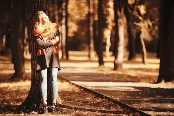 Сонячні Промені Осінньому Парку Закохана Пара Молода Людина Жінка Йдуть — стокове фото