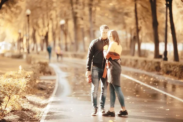 Sonnenstrahlen Herbstpark Verliebtes Paar Junger Mann Und Frau Spazieren Herbstblick — Stockfoto