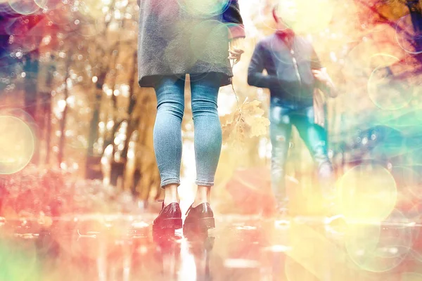 Promienie Słoneczne Jesiennym Parku Para Zakochanych Młody Mężczyzna Kobieta Chodzą — Zdjęcie stockowe