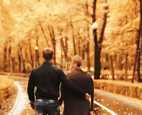 秋天公园里的阳光 一对恋爱中 年轻的男女正在散步 秋景的阳光公园 阳光的阳光 温暖的秋天背景 — 图库照片