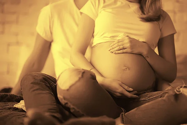 Conceito Gravidez Parto Amor Homem Mulher Barriga Grande Mãos Forma — Fotografia de Stock