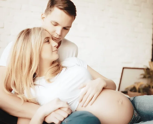 Conceito Gravidez Parto Amor Homem Mulher Barriga Grande Mãos Forma — Fotografia de Stock