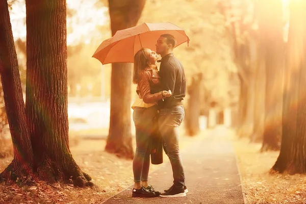 Lluvia Parque Otoño Joven Pareja Años Hombre Mujer Caminar Bajo — Foto de Stock