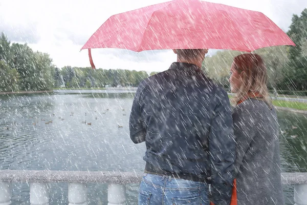 Sonbahar Parkında Yağmur Genç Yaşında Çift Adam Kadın Islak Yağmurlu — Stok fotoğraf