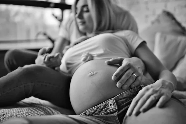 Ciąża Koncepcja Porodu Miłość Mężczyzna Kobieta Duży Brzuch Ręce Kształcie — Zdjęcie stockowe