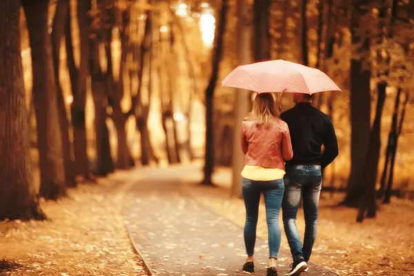 Déšť Podzimním Parku Mladí Let Starý Muž Žena Chodí Pod — Stock fotografie
