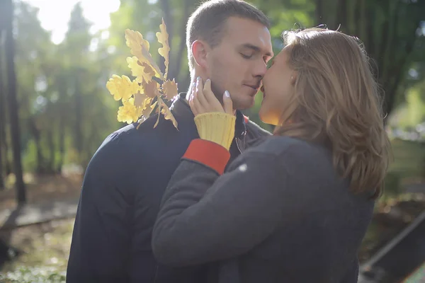 Paisaje Otoño Con Personas Parque Gerfrend Abrazo Novio Parque Otoño —  Fotos de Stock