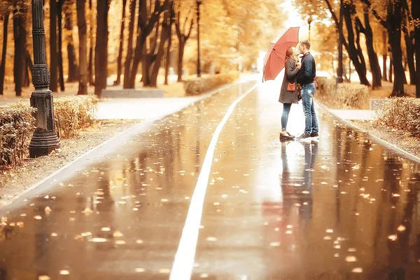 Két Ember Alatt Egy Esernyő Egy Férfi Egy Sétál Parkban — Stock Fotó