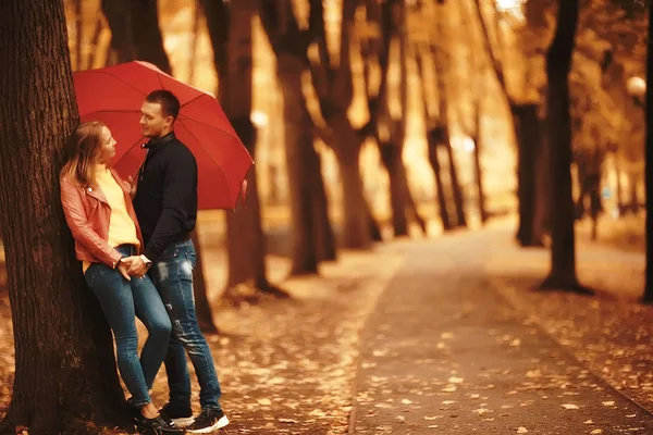 雨在秋天公园 年轻25岁夫妇在潮湿的雨天走在伞下 走十月恋人 — 图库照片