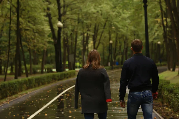 Vista Autunnale Persone Nel Parco Sullo Sfondo Alberi Autunnali Bella — Foto Stock