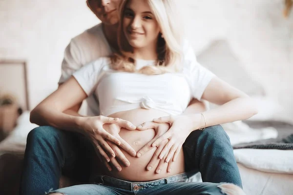 Terhesség Koncepció Szülés Szeretet Férfi Nagy Hasa Kéz Szív Alakú — Stock Fotó