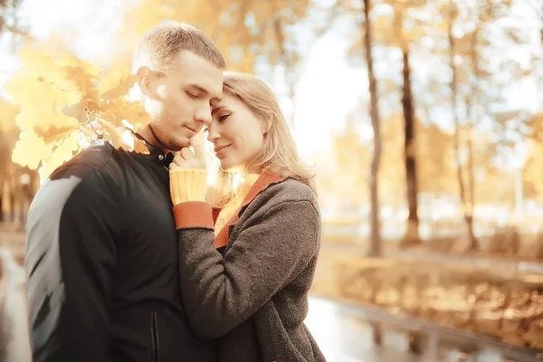 Sonnenstrahlen Herbstpark Verliebtes Paar Junger Mann Und Frau Spazieren Herbstblick — Stockfoto