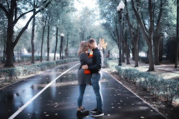 Paesaggio Autunnale Con Persone Nel Parco Gerfrend Fidanzato Abbraccio Nel — Foto Stock