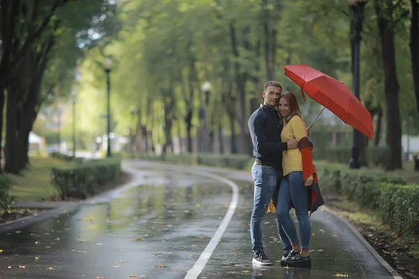 雨在秋天公园 年轻25岁夫妇在潮湿的雨天走在伞下 走十月恋人 — 图库照片