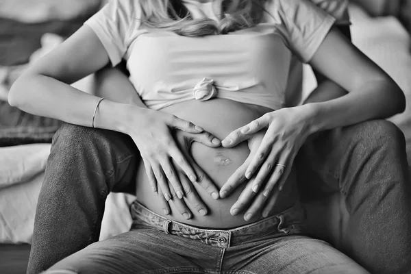 怀孕概念分娩和爱 男人和女人 大肚子 手在心脏的形状 怀孕和爱的象征 — 图库照片