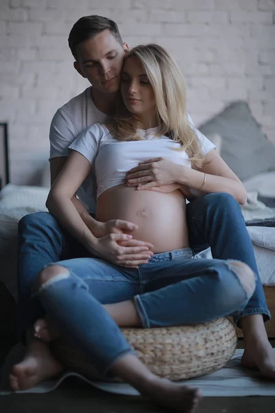 Ciąża Koncepcja Porodu Miłość Mężczyzna Kobieta Duży Brzuch Ręce Kształcie — Zdjęcie stockowe