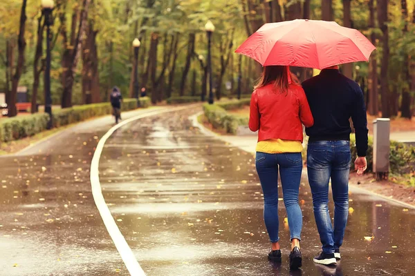 Chuva Parque Outono Jovem Anos Casal Homem Mulher Caminham Sob — Fotografia de Stock