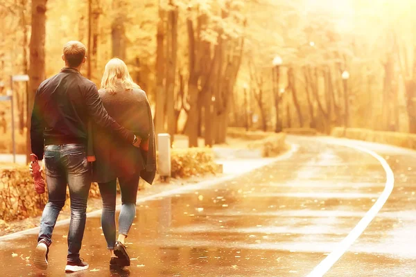 Rayos Sol Parque Otoño Una Pareja Enamorada Hombre Joven Mujer — Foto de Stock