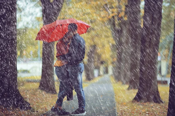 雨在秋天公园 年轻25岁夫妇在潮湿的雨天走在伞下 走十月恋人 — 图库照片