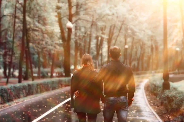 Солнечные Лучи Осеннем Парке Пара Влюбленных Молодой Человек Женщина Гуляют — стоковое фото