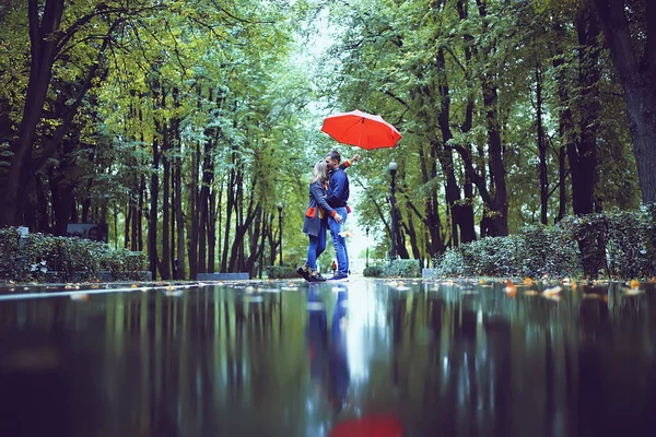 Pluie Dans Parc Automne Jeune Couple Ans Homme Femme Marcher — Photo