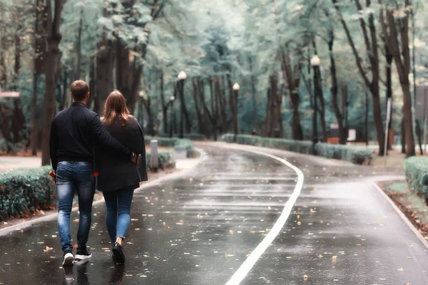 Paesaggio Autunnale Con Persone Nel Parco Gerfrend Fidanzato Abbraccio Nel — Foto Stock