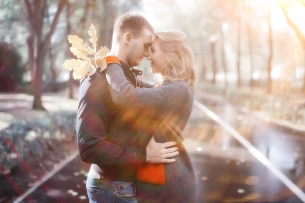 Raze Soare Parcul Toamnă Cuplu Îndrăgostit Tânăr Bărbat Femeie Merg — Fotografie, imagine de stoc