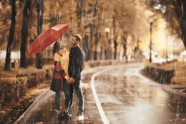 Deszcz Jesiennym Parku Młode Lat Para Mężczyzna Kobieta Chodzić Pod — Zdjęcie stockowe