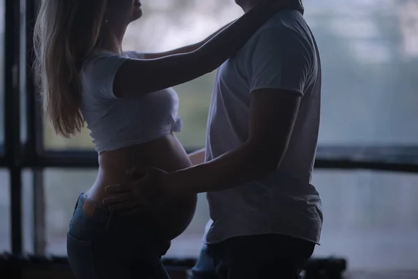 Ciąża Mężczyzna Kobieta Komfort Domu Pojęcie Ciąży Porodu Duży Brzuch — Zdjęcie stockowe