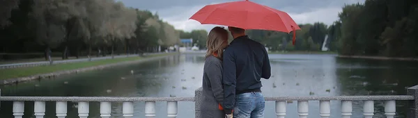 Due Persone Sotto Ombrello Uomo Una Donna Stanno Camminando Parco — Foto Stock