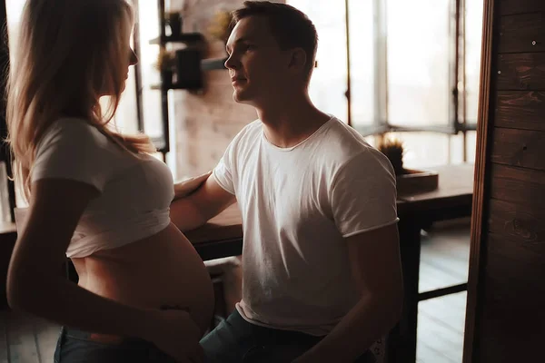 Concetto Famiglia Gravidanza Casa Comfort Marito Moglie Incinta Con Una — Foto Stock